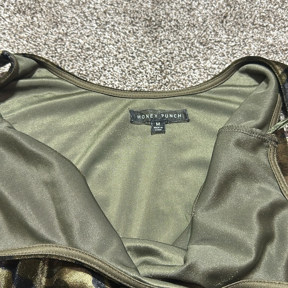 Honey Punch Velvet Camo thong bodysuit green and black Medium scoop neck - Picture 5 of 6